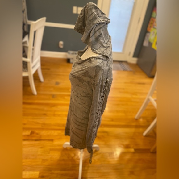 💜 Everything in this closet is 5 for $25 or 3 for $18 XCVI gray tie dyed… - Picture 2 of 7